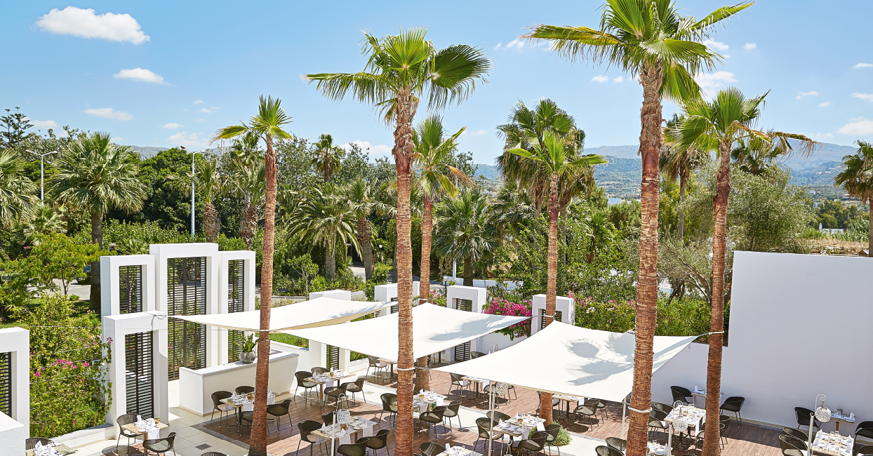 05-labyrinth-restaurant-al-fresco-dining-in-crete-grecotel-creta-palace