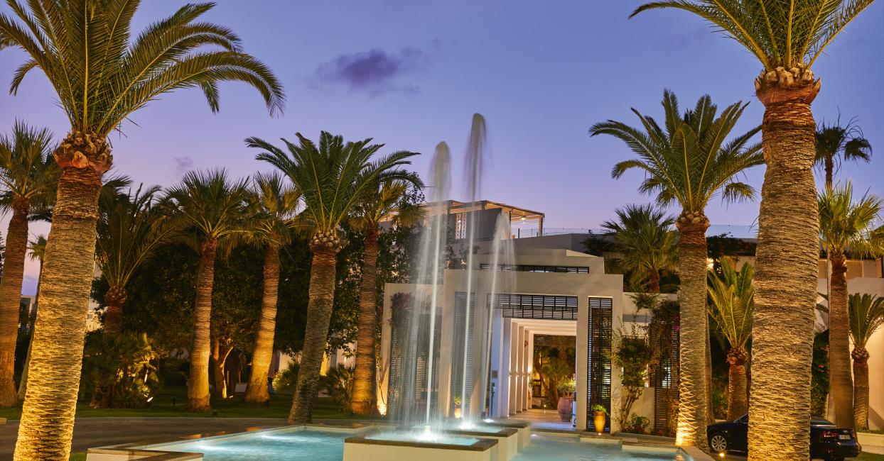 06-fountains-in-grecotel-creta-palace-entrance-decor-summer-holidays-in-greece