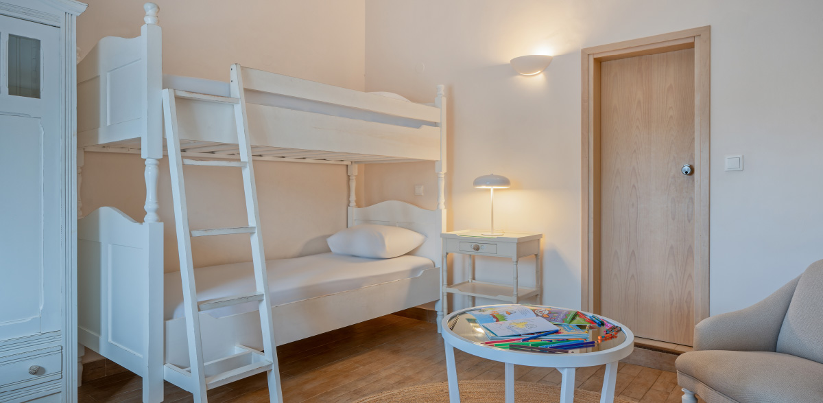 02-bedroom-maisonette-creta-palace-rooms-and-bungalows-grecotel