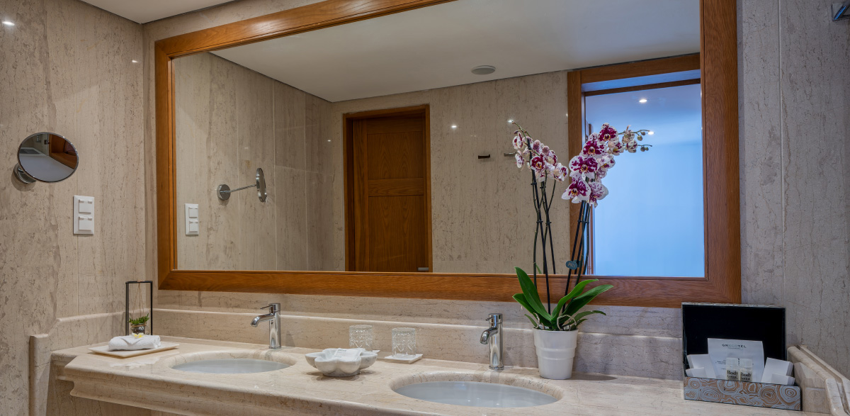 03-bathroom-panoramic-guestroom-sea-view-creta-palace