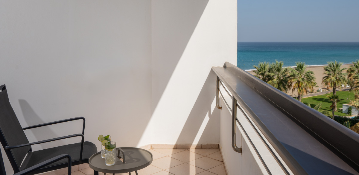 04-balcony-view-panoramic-guestroom-sea-view-grecotel