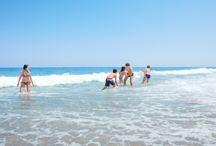 08-kids-and-families-fun-at-the-beach