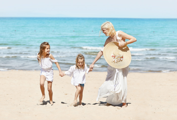 08-kids-and-family-fun-at-the-beach-creta-palace-in-greece