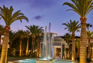 05-evening-at-the-entrance-of-grecotel-creta-palace-and-beautiful-fountain