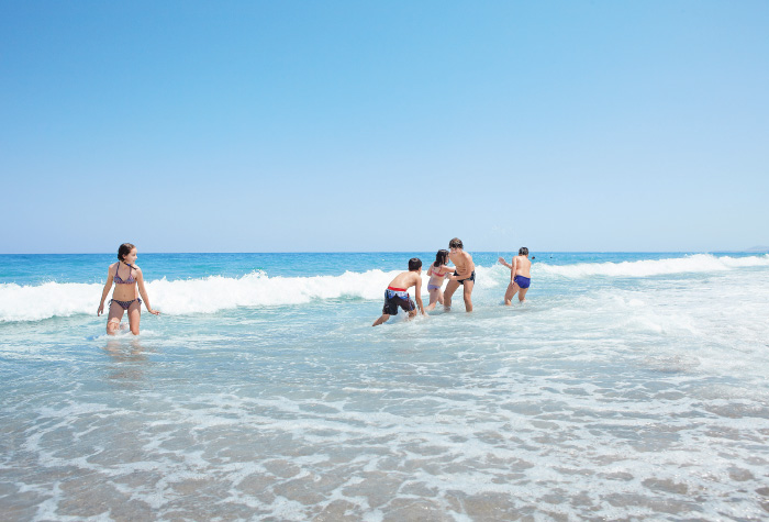 01-kids-having-fun-at-the-beach-creta-palace-greece