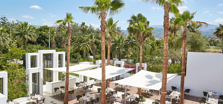 02-labyrinth-atrium-main-restaurant-alfresco-dining-in-creta-palace-grecotel