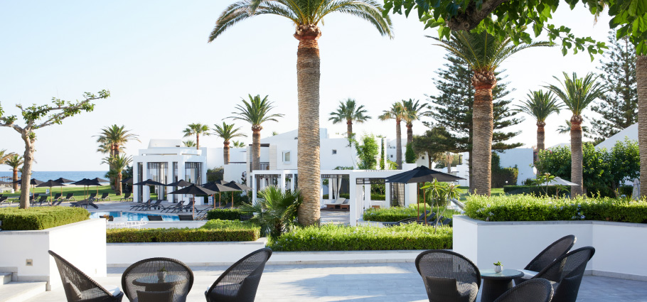 01-talos-lobby-bar-with-veranda-overlooking-the-pool-and-gardens